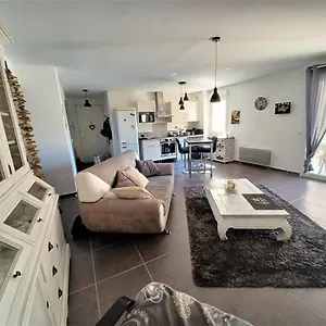 https://lisle-sur-la-sorgue-appartement-2-pieces.fr-provencehotel.com